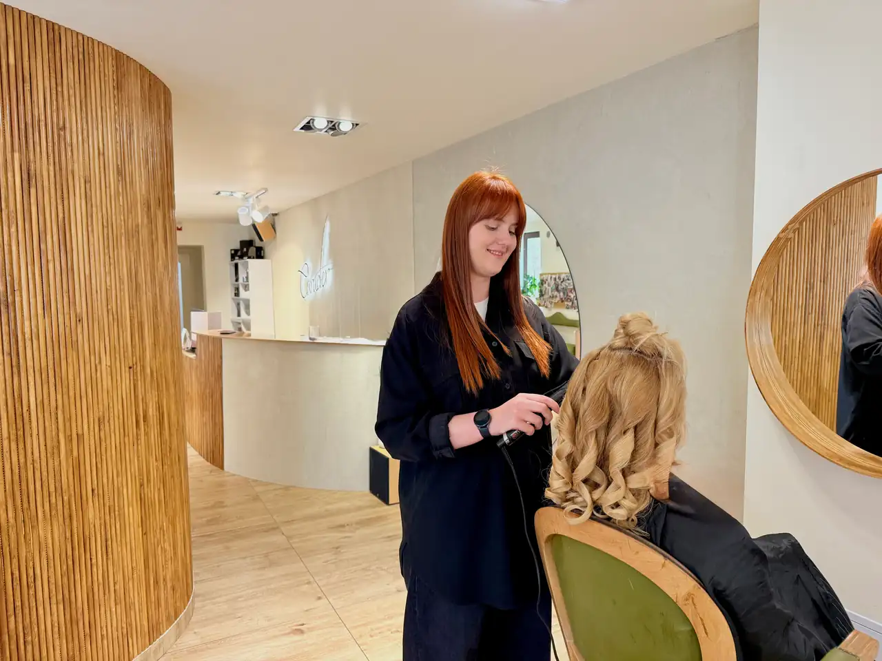 Coafură în salon — atmosferă și detaliu